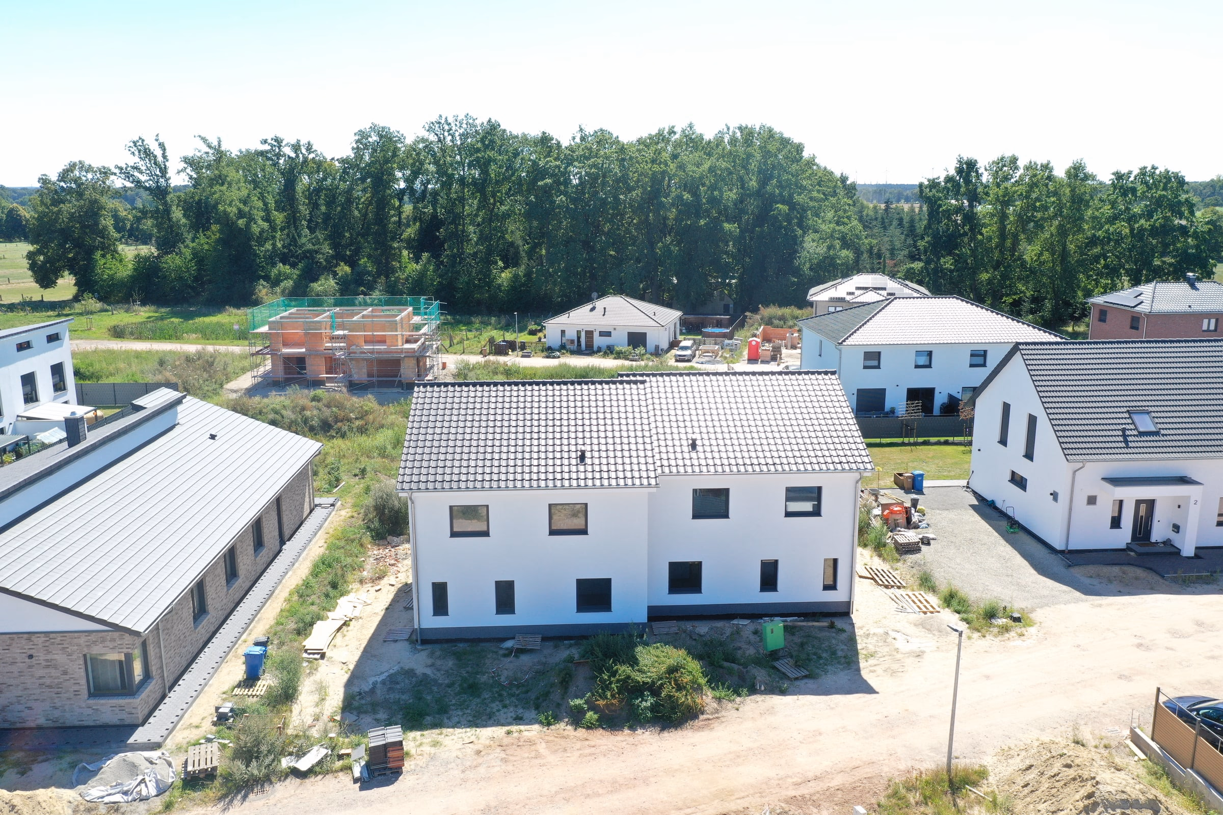 Sommerliche Luftaufnahme des Neubau-Doppelhauses am Rebhuhnweg 4