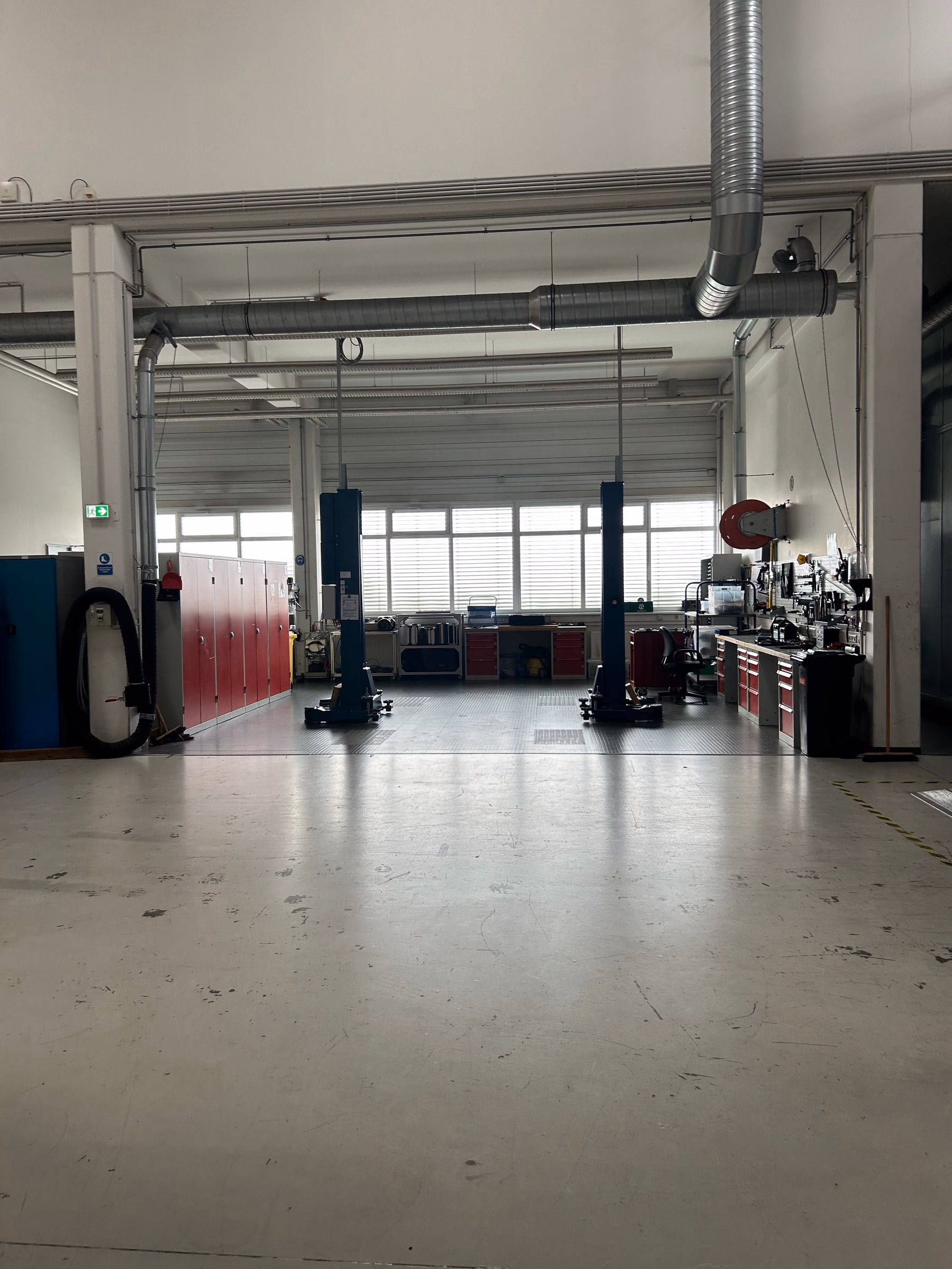 Werkstattbereich mit Hebebühnen