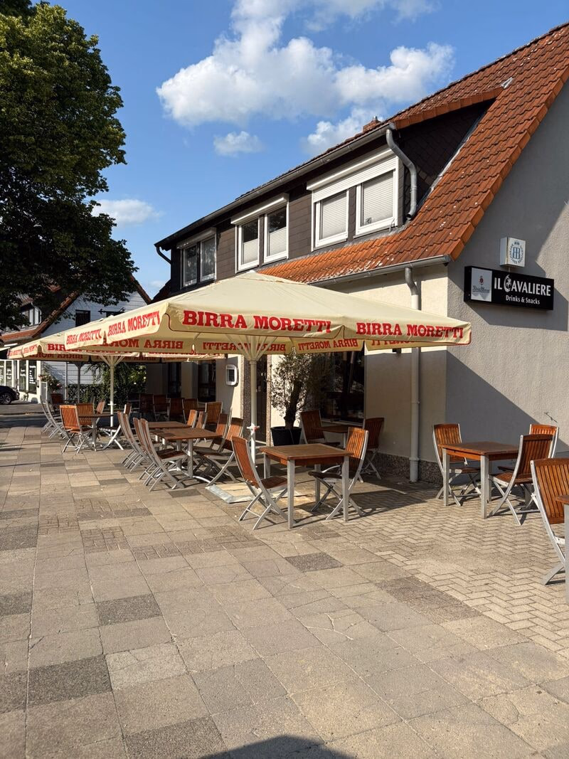 Biergarten unter Sonnenschirmen