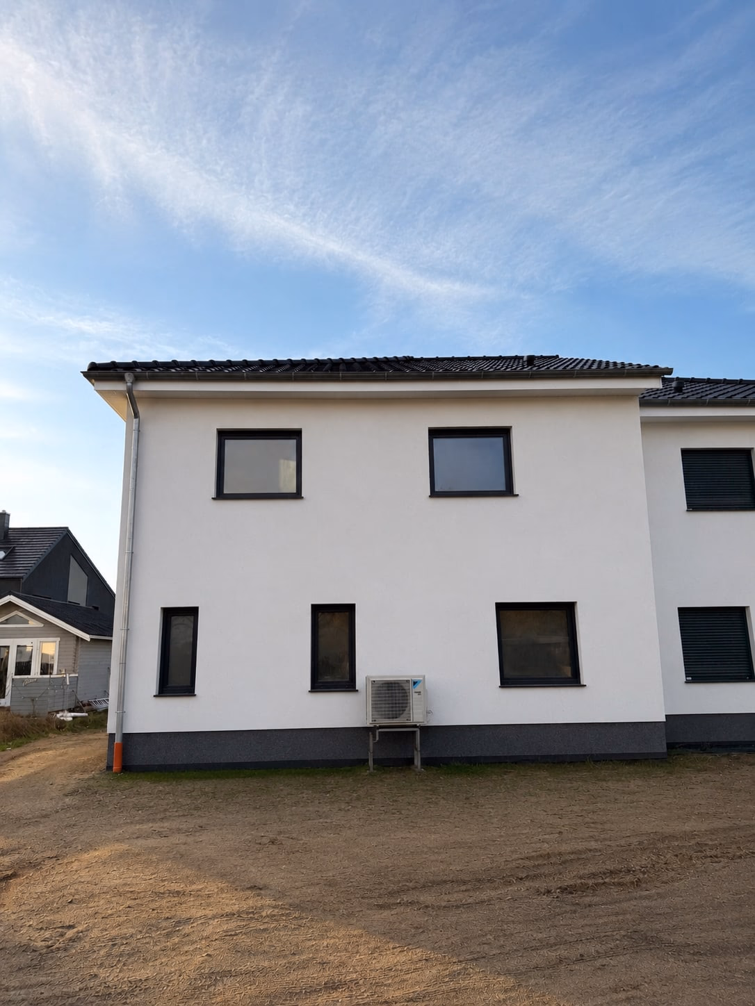Seitenansicht mit Wärmepumpen-Außeneinheit