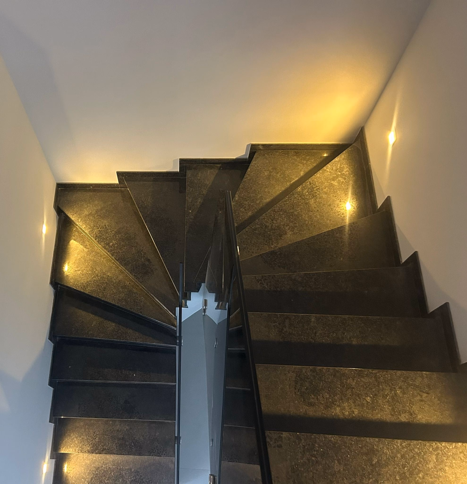 Massive Treppe mit Glasgeländer von oben